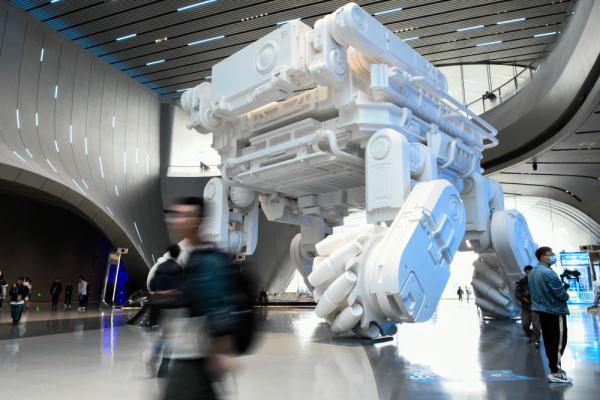 这是10月18日在成都科幻馆拍摄的巨型雕塑。新华社记者 唐文豪 摄