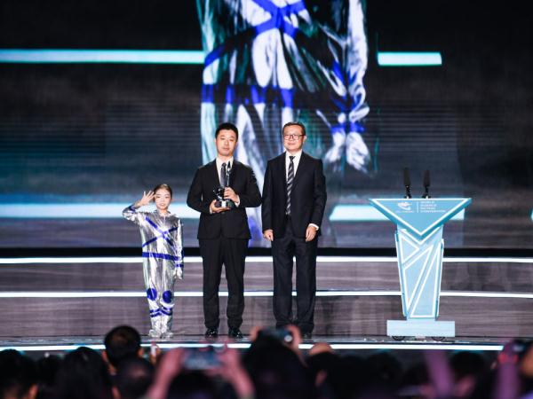 10月21日，中国作家海漄（中）创作的《时空画师》获最佳短中篇小说奖。新华社记者 王曦 摄